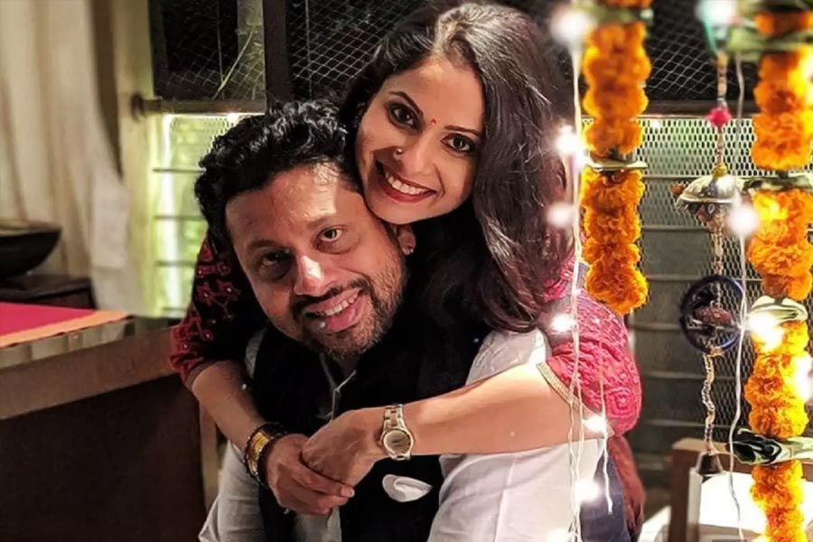 বিয়ে করে ১৮ বছর ধরে চুটিয়ে সংসার করছেন হিন্দি টেলিভিশন তারকা ছবি মিত্তল এবং মোহিত হুসেন। তাঁদের মেয়ের নাম আরিজ়া, ছেলে আরহাম। অথচ, এই বিয়ের পথেই কাঁটা হয়ে দাঁড়িয়েছিল ধর্ম। পরিবারের সঙ্গে রীতিমতো লড়াই করে গাঁটছড়া বেঁধেছেন ছবি-মোহিত। হিন্দু পরিবারের মেয়ে হয়ে মুসলমানকে বিয়ের বিষয়টি প্রথমে কিছুতেই মেনে নিতে পারেননি নায়িকার বাবা-মা। তবে সময়ের সঙ্গে সঙ্গে মোহিত তাঁদের মন জিতে নেন। ২০০৪ সালে প্রেমিক যুগলের চার হাত এক হয়।