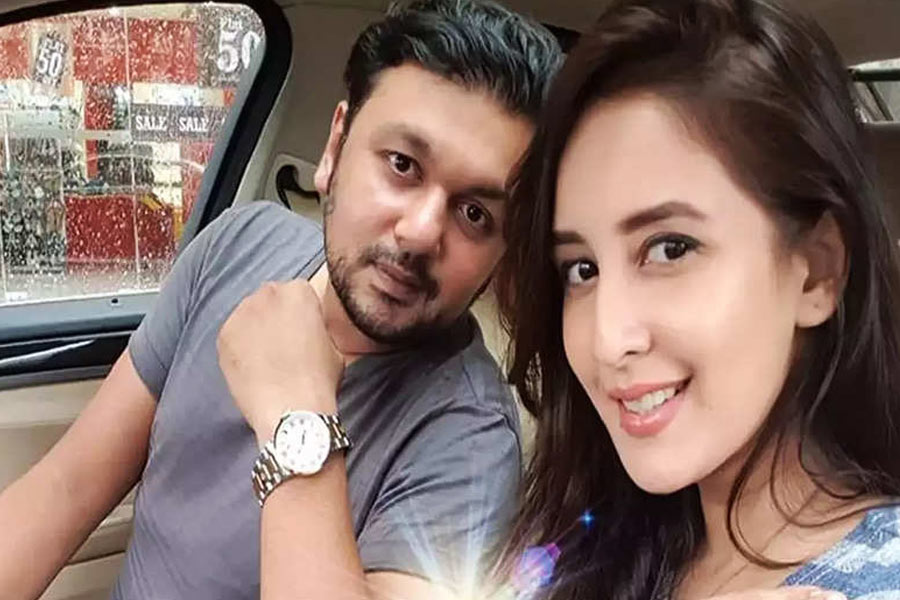 ‘বড়ে অচ্ছে লাগতে হ্যায়’ ধারাবাহিক খ্যাত চহাত খন্নাও ভিন্ন ধর্মে বিয়ে করেন। ২০১৩ সালে তিনি গাঁটছড়া বাঁধেন ব্যবসায়ী ফারহান মিরজ়ার সঙ্গে। তবে ২০১৮ সালে তাঁদের বিবাহবিচ্ছেদ হয়ে গিয়েছে। এই তারকা দম্পতির দুই মেয়ে রয়েছে। তাদের নাম জোহর এবং আমাইরা।