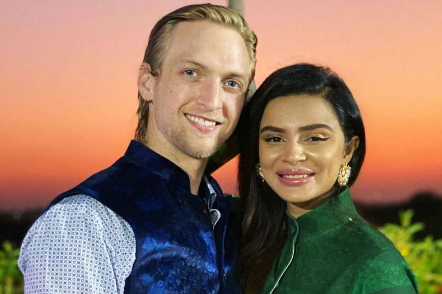 জনপ্রিয় মডেল তথা টেলি অভিনেত্রী আশকা গোরাদিয়া ২০১৭ সালের ডিসেম্বরে বিয়ে করেন আমেরিকান ব্যবসায়ী ব্রেন্ট গোবলকে। আশকা গুজরাতি মেয়ে, তাঁর স্বামী খ্রিস্টান। বিয়ের ক্ষেত্রে তাঁরা কেউ ধর্মকে প্রাধান্য দেননি একেবারেই।