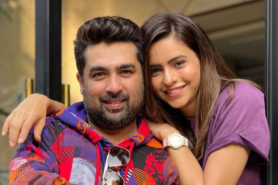 টেলি অভিনেত্রী আমনা শরীফ ২০১৩ সালে প্রেমিক তথা প্রযোজক অমিত কপূরের সঙ্গে গাঁটছড়া বাঁধেন। আমনা মুসলমান, অমিত হিন্দু। ধর্মের ভেদাভেদ তাঁদের সম্পর্কে কোনও বাধা আনতে পারেনি।