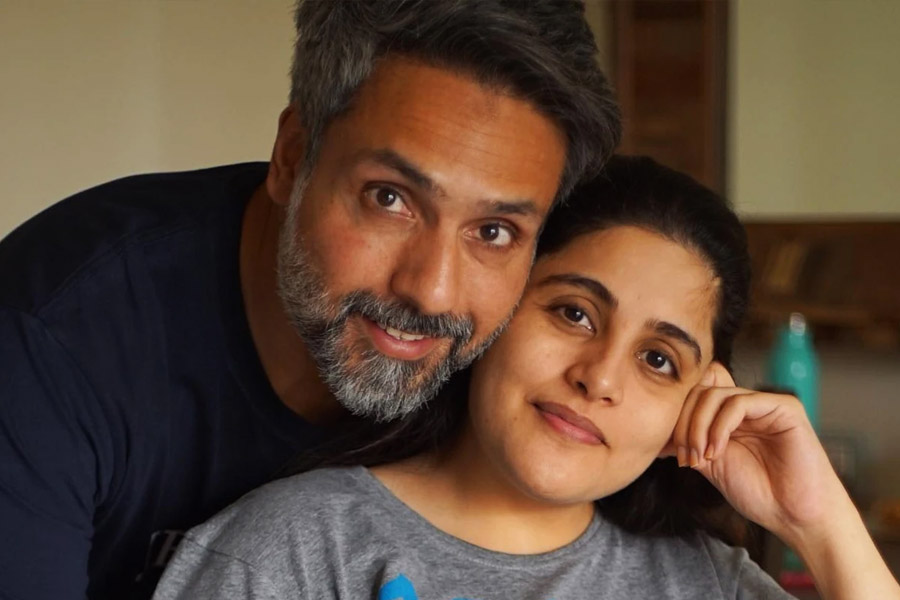 অভিনেতা ইকবাল খান শিখ মেয়েকে বিয়ে করেন। স্নেহা ছাবড়ার সঙ্গে তাঁর সম্পর্কের রসায়ন বহুজনবিদিত। ২০০৭ সালে তাঁদের চার হাত এক হয়।