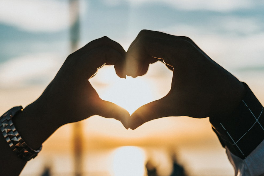 বড় পর্দা হোক বা ছোট, তারকা দম্পতিদের ছক ভাঙতে দেখা গিয়েছে বার বার। গল্পের মতো বাস্তবেও তাঁরা প্রমাণ করেছেন, প্রেম ধর্ম, বর্ণ জাতপাত— কিছুই মানে না। মনের মিলনই গড়ে তোলে সুখী দাম্পত্য।