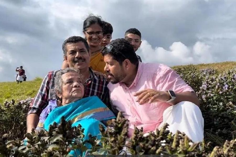 মায়ের সঙ্গে দুই ভাই পাহাড়ের চূড়ায়।