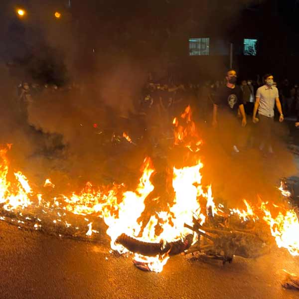 সমাজমাধ্যমে ছড়িয়ে পড়া অসংখ্য ভিডিয়োয় দেখা গিয়েছে, ইভিন কারাগার থেকে আগুনের লেলিহান শিখা এবং ধোঁয়ায় তেহরানের আকাশ ঢাকা পড়েছে। কারাগারের ভিতর থেকে বিস্ফোরণ এবং গুলির আওয়াজও শোনা গিয়েছে।