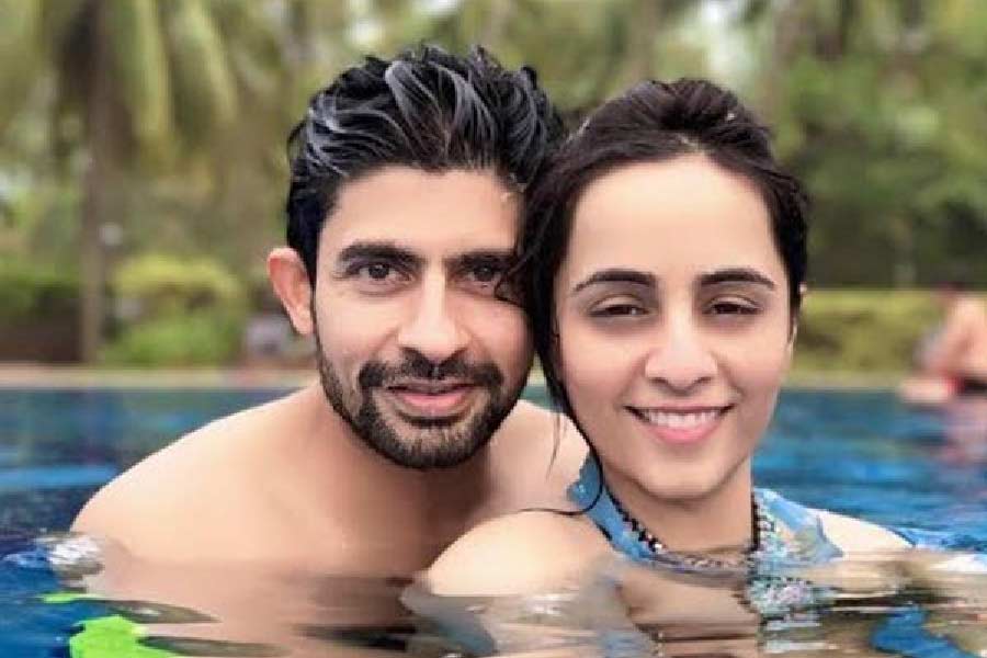 হুসেন কুয়াজেরওয়ালা  এবং টিনা দারিরার প্রেম সেই কলেজ জীবন থেকে। তাঁদের সম্পর্ক অবশেষে বিয়ের পিঁড়িতে গড়ায় ২০০৫ সালে। হুসেন মুসলমান, টিনা শিখ। ধর্মকে তাঁরাও খুব একটা পাত্তা দেননি। দীর্ঘ ১৭ বছরের দাম্পত্য তাঁদের।