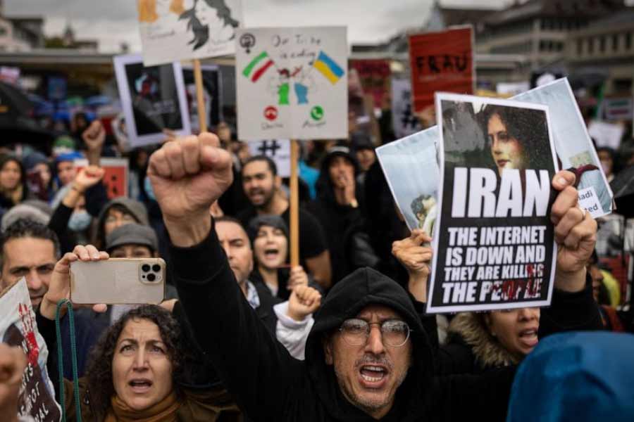 ইরানে হিজাব-বিরোধী বিক্ষোভের সঙ্গে এই অগ্নিকাণ্ডের ঘটনাকে এক সুতোয় জুড়েছেন অনেকে। তাঁদের দাবি, ওই কারাগারে হাজারো বিক্ষোভকারীকে বন্দি করে রাখা হয়েছে। ফলে অগ্নিকাণ্ডের সঙ্গে তার যোগসূত্র রয়েছে। যদিও দু’টি ঘটনাকে বিচ্ছিন্ন বলে ইঙ্গিত দিয়েছে আইআরএনএ।