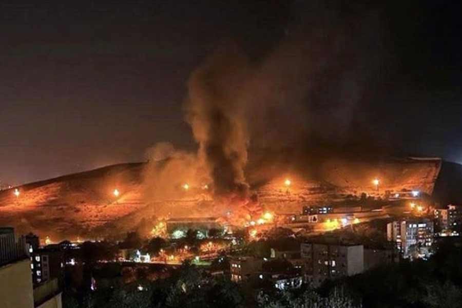 শনিবার জাতীয় টেলিভিশনে তেহরানের গভর্নরের দাবি, ইভিন জেলের ভিতরে একাংশ ছিঁচকে অপরাধীদের মধ্যে দাঙ্গার সময় আগুন লেগে যায়। তবে পরিস্থিতি পুরোপুরি নিয়ন্ত্রণে রয়েছে।