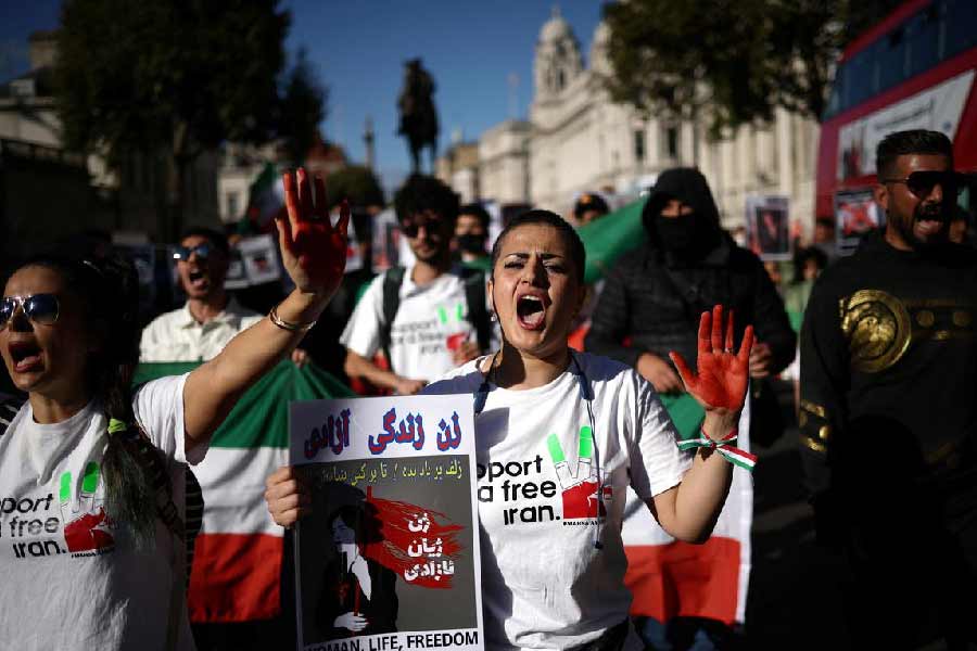 যদিও সমাজমাধ্যমে ভাইরাল একাধিক ভিডিয়োয় দেখা গিয়েছে, কারাগারের বাইরে ‘একনায়কের মৃত্যু’ বলে স্লোগান দিচ্ছেন বহু মানুষ। প্রসঙ্গত, হিজাব-বিরোধীদের কণ্ঠে এই স্লোগানটিই বার বার শোনা গিয়েছে।   