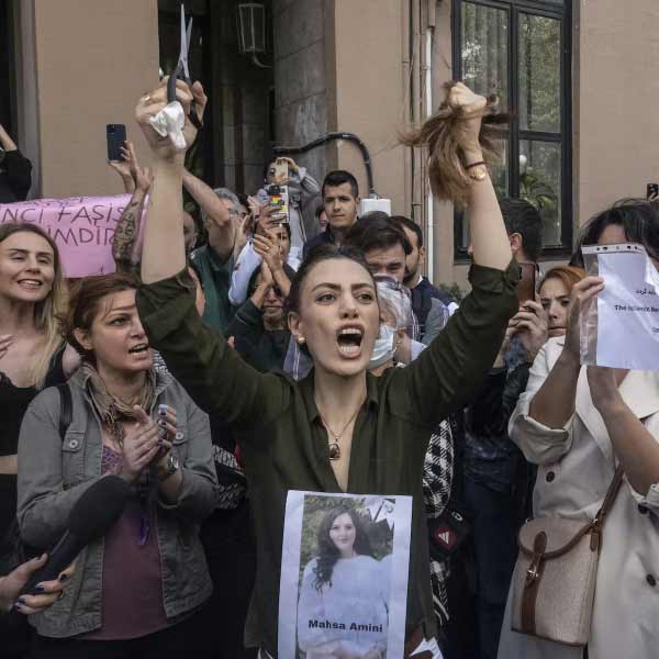 মাসখানেক ধরে হিজাবের বিরোধিতায় উত্তাল হয়েছে ইরান-সহ বিশ্বের নানা প্রান্ত। যার সূত্রপাত, পুলিশি হেফাজতে ইরানের ২২ বছরের তরুণী মাহশা আমিনির মৃত্যুর ঘটনা। ১৩ সেপ্টেম্বর বাড়ি ফেরার পথে মাহশার গাড়ি আটকান ইরানের নীতি-পুলিশেরা। মাহশার ‘অপরাধ’, ইসলামি প্রজাতন্ত্রের পোশাক-বিধি অমান্য করে হিজাব ছাড়াই বাড়ির বাইরে বেরিয়েছিলেন তিনি। 