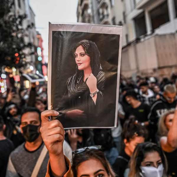 অভিযোগ, পুলিশি হেফাজতে মাহশার উপর অকথ্য অত্যাচার চলে। তাঁকে হাসপাতালে নিয়ে যাওয়া হলে ১৬ সেপ্টেম্বর মৃত্যু হয় মাহশার। যদিও ইরান পুলিশের দাবি, হৃদ্‌রোগে আক্রান্ত হয়ে মারা যান মাহশা।