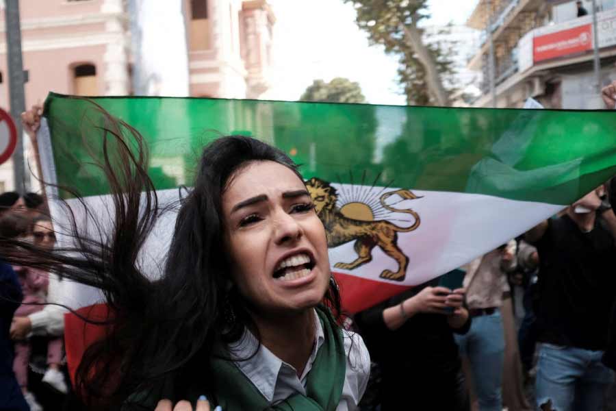 মাহশা-মৃত্যুর অভিঘাতে হিজাব-বিরোধিতার ঝড় ওঠে ইরানে। প্রকাশ্যেই হিজাব পুড়িয়ে, নিজেদের চুল কেটে প্রতিবাদে শামিল হন অগণিত মহিলা-সহ সাধারণ নাগরিকদের একাংশ। বিশ্বের বহু দেশেও বিক্ষোভের আঁচ ছড়িয়ে পড়ে।