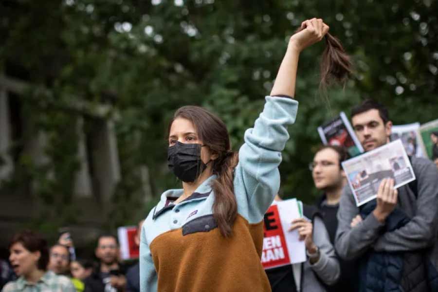 ইভিন কারাগারে অগ্নিকাণ্ডের ঘটনায় সরব হয়েছেন মিয়া। টুইটারে তাঁর শেয়ার করা ফুটেজে গিয়েছে, ওই কারাগারের বাইরে পথ অবরোধে বসেছেন বহু মানুষ। জেলের ভিতরে ‘বিদ্রোহের অভিঘাত’ কমাতে যাতে কারারক্ষীরা ভিতরে ঢুকতে না পারেন, সে জন্যই অবরোধ বসে বলে দাবি।