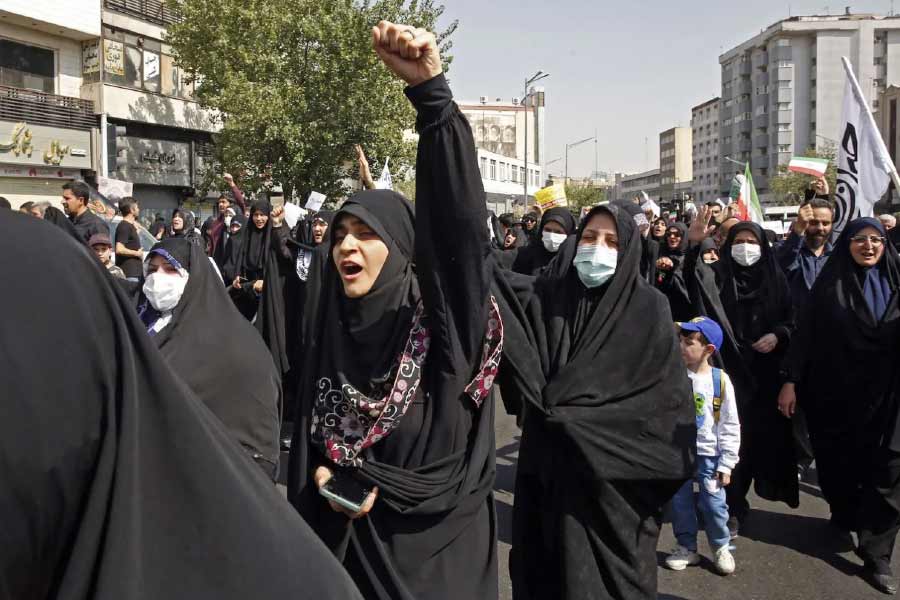 হিজাব-বিরোধীদের সমর্থনের আগেই সরব হয়েছিলেন মিয়া। সেপ্টেম্বরে ইনস্টাগ্রাম, টিকটকের মতো সমাজমাধ্যমে একাধিক পোস্টে ইরান সরকারের সমালোচনায় মুখর হয়েছেন তিনি।