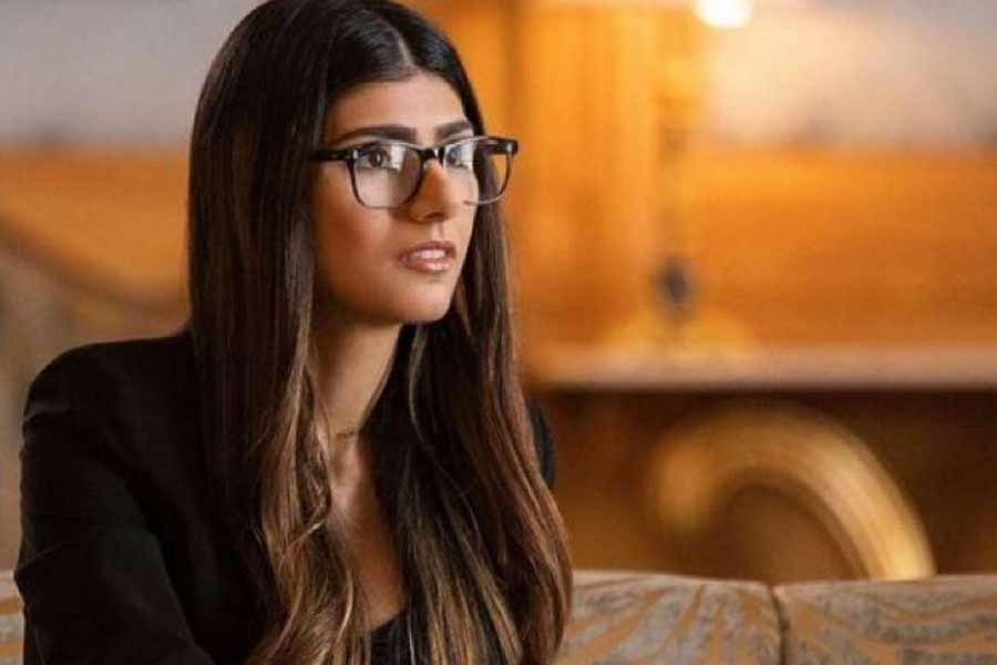 ইভিন কারাগারে অগ্নিকাণ্ডের পরেও টুটটারে গর্জে উঠেছেন মিয়া। একটি ভিডিয়ো পোস্ট করে তিনি লিখেছেন, ‘‘এই হল সেই কারাগার, যেখানে ওঁরা (ইরান প্রশাসন) রাজনৈতিক বন্দি, প্রতিবাদী এবং স্বাধীনতা সংগ্রামীদের আটকে রাখেন। এটা মানবতার বিরুদ্ধে অপরাধ এবং আপনারা যদি এ বিষয়ে মুখ না খোলেন, তবে নিত্য দিন যে পড়ে পাওয়া স্বাধীনতা নিয়ে ঘোরাফেরা করেন, তার যোগ্য নন।’’