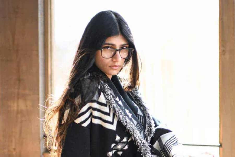 ২০২০ সালের ৪ অগস্ট বেইরুট বন্দরে বিস্ফোরণে ২১৮ জনের মৃত্যুর ঘটনা-সহ ৩ লক্ষের বেশি ঘরহারাদের নিয়ে মুখ খুলেছিলেন মিয়া। মাতৃভূমিতে মৃতদের পরিবারের জন্য অর্থসাহায্যও করেন তিনি। তাঁর অভিনীত বেশির ভাগ পর্ন ভিডিয়োয় যে রোদচশমা পরে থাকতেন তিনি, সেটি নিলামে তুলে দেন। বেইরুট রেড ক্রসের কাছে সেই অর্থও তুলে দেন মিয়া।