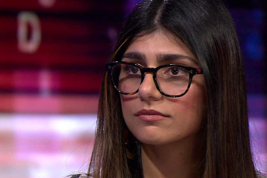 পর্ন-তারকা থাকাকালীন ওই ইন্ডাস্ট্রিতে নিজের বিভ্রান্তকর চুক্তিতে ‘গরমিলে’র অভিযোগে সরব হয়েছিলেন মিয়া। এখানে মহিলাদের সম্মতিকে যে গুরুত্ব দেওয়া হয় না, সে অভিযোগ তুলে এ নিয়ে প্রচারও শুরু করেন তিনি। এ বার আরও এক বার মিয়ার প্রতিবাদী চেহারা দেখা গেল সমাজমাধ্যমে!