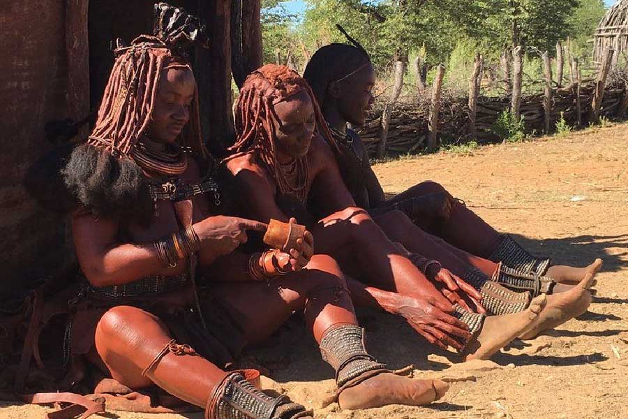 আফ্রিকার জঙ্গল যেমন ভয়াবহ, ঠিক তেমনই এই মহাদেশের বিভিন্ন প্রান্তে লুকিয়ে রয়েছে আশ্চর্য সব জিনিস। আফ্রিকা মহাদেশের দক্ষিণ প্রান্তে রয়েছে নামিবিয়া। প্রাকৃতিক সৌন্দর্যের পাশাপাশি এখানে বিভিন্ন জনজাতিরও বাস করে।