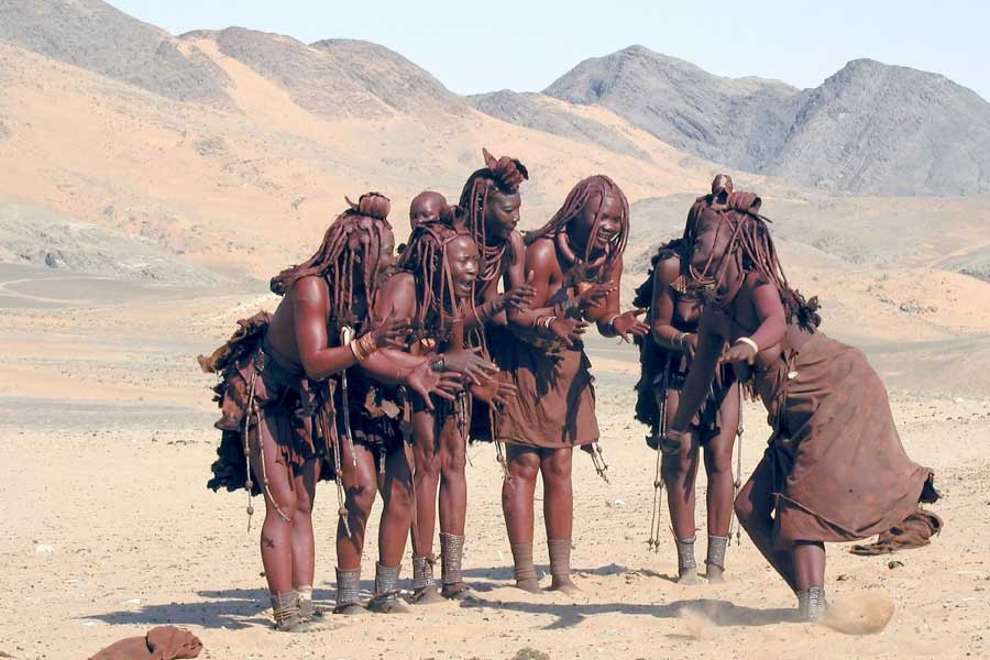 তবে, এক অদ্ভুত নিয়ম মেনে চলেন তাঁরা যা শুনলে সত্যিই অবাক হতে হয়। এই জনজাতির সকলে সারা জীবনে এক বারও জল দিয়ে স্নান করেন না।