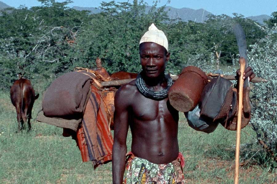 কেন এই অদ্ভুত নিয়ম? এটা কি কোনও প্রাচীন প্রথা? আদতে তা কিছুই নয়। এই জনজাতির মানুষ যে অঞ্চলে বাস করেন তার পুরোটাই মরুভূমি। ফলে, স্নানের জন্য জল পাওয়া কষ্টসাধ্য।