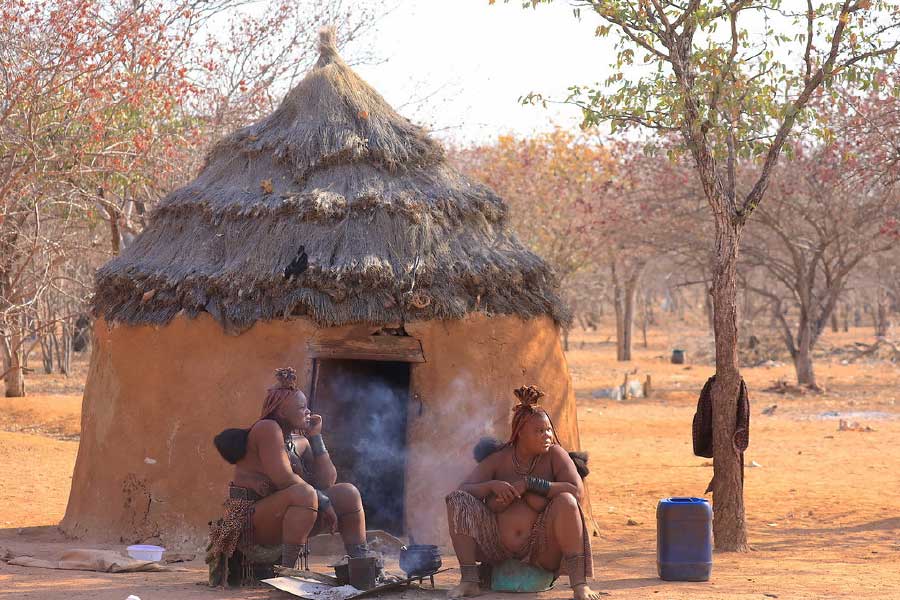 তা হলে কী সারা জীবন তাঁরা নোংরা অবস্থাতেই থাকেন? না। পরিচ্ছন্ন থাকার জন্য অন্য পন্থা অবলম্বন করেছেন তাঁরা। জলের বদলে তাঁরা ধূমস্নান (স্মোক বাথ) করে নিজেদের পরিষ্কার রাখেন।
