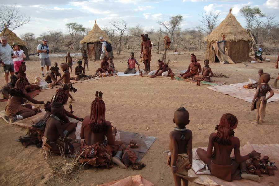 ধূমস্নান করার আগে তাঁরা নিজেদের শরীরে লাল মাটি মেখে রাখেন। 