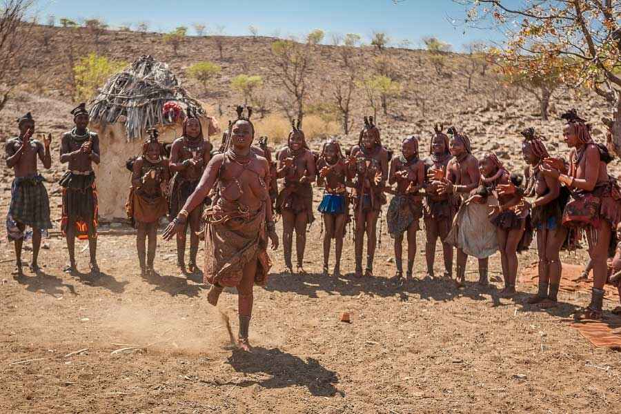 তার পর একটি পাত্রে ডালপালার সঙ্গে কয়লা মিশিয়ে নেন। এই ক্ষেত্রে কমিফোরা গাছের ডাল এবং পাতাই বেছে নেন তাঁরা। 