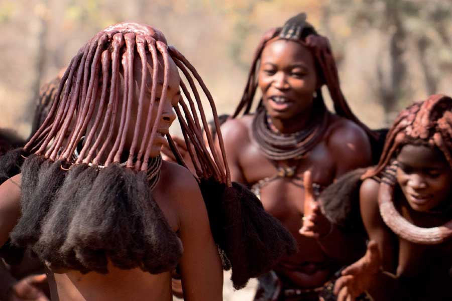 তার পর শরীরে একটি কাপড় জড়িয়ে তাঁরা এই ফুটন্ত পাত্রের সামনে বসে পড়েন।