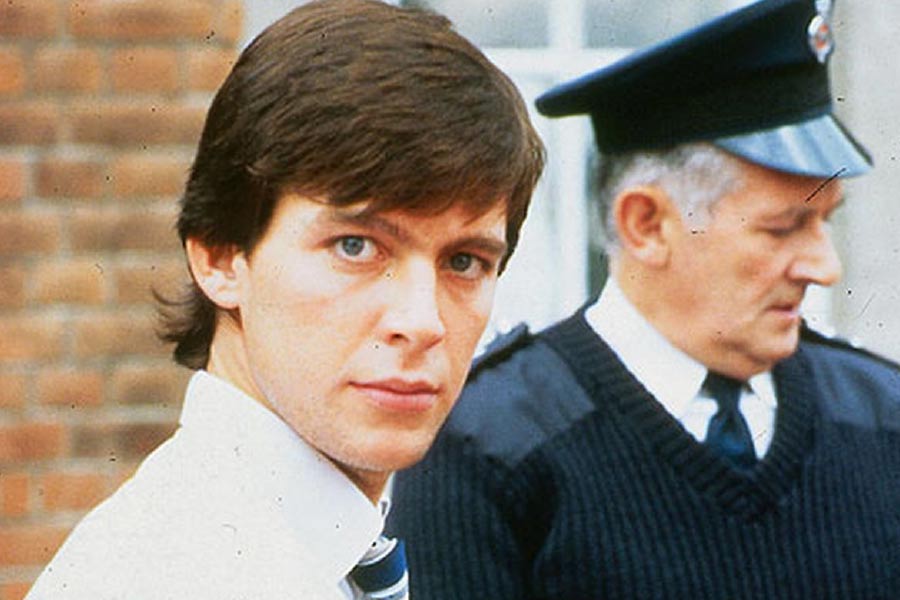 ব্রিটেনের জেলে ৩৬ বছর ধরে হাজতবাস করছেন জেরেমি ব্যাম্বার। পালিত বাবা, মা-সহ নিজের পরিবারের পাঁচ জনকে খুনের অভিযোগ রয়েছে তাঁর বিরুদ্ধে। অভিযোগের সত্যতা প্রমাণিতও হয়েছে আদালতে।