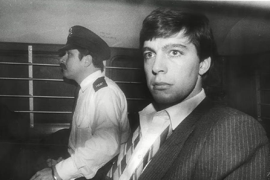 ব্রিটেনের আদালতে পরিবারের সদস্যদের নৃশংস ভাবে খুনের অভিযোগে দোষী সাব্যস্ত হন জেরেমি। তাঁকে যাবজ্জীবন কারাদণ্ডের সাজা দেওয়া হয়।