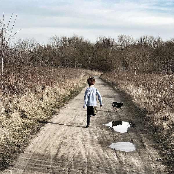 দিদি শীলার সঙ্গে হেসেখেলে বড় হয়েছেন ব্যাম্বার। তাঁকে একটি আবাসিক স্কুলে ভর্তি করে দেওয়া হয়েছিল। কিন্তু মাঝপথে সেই স্কুল ছেড়ে দিয়েছিলেন ব্যাম্বার। পড়াশোনায় তাঁর মন ছিল না। যে কারণে বাবা তাঁর উপর ক্ষুব্ধও ছিলেন।