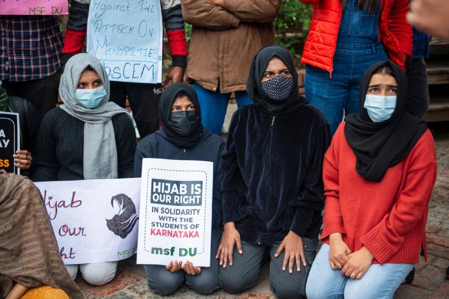 হিজাব মামলায় কর্নাটক হাইকোর্টের রায় নিয়ে একমত হতে পারেনি সুপ্রিম কোর্টের ডিভিশন বেঞ্চ।