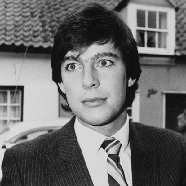 তদন্তকারীরা জানতে পারেন, যৌবনে অনেক মেয়ের সঙ্গেই প্রেম এবং শারীরিক সম্পর্ক ছিল ব্যাম্বারের। এমনকি, পুরুষ বন্ধুদের সঙ্গেও যৌন সম্পর্কে লিপ্ত হয়েছিলেন তিনি।