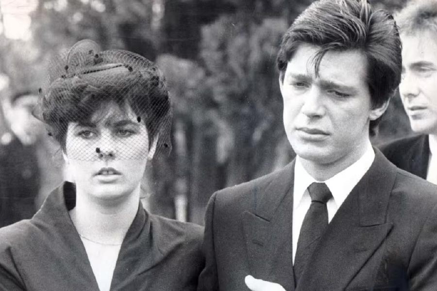 ব্যাম্বারের বাবা এর পর পড়াশোনার জন্য তাঁকে অস্ট্রেলিয়া এবং নিউজ়িল্যান্ডে পাঠান। কিন্তু অভিযোগ, সেখানে গিয়ে মাদকের নেশায় জড়িয়ে পড়েছিলেন তিনি। বিদেশে গয়নার দোকানে ডাকাতির অভিযোগও উঠেছিল তাঁর বিরুদ্ধে।