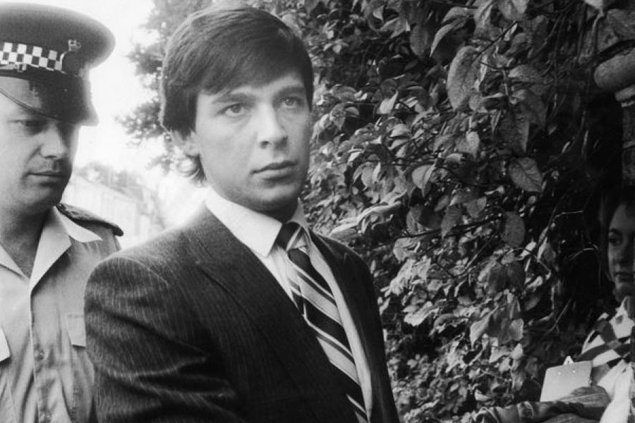 ১৯৮৫ সালের ৭ অগস্ট ব্যাম্বারদের খামার বাড়িতে ৫টি খুন হয়। ভোর সাড়ে ৩টে নাগাদ পুলিশকে ফোন করে ডাকেন ব্যাম্বার নিজেই। তাঁর দাবি ছিল, দিদি শীলা নেভিলের বন্দুক দিয়ে সকলকে মেরেছেন। তার পরে আত্মঘাতী হয়েছেন।