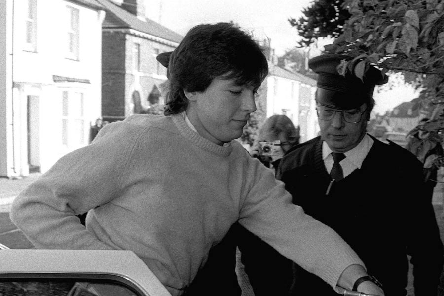 ব্যাম্বারের দাবি, খুনের সময় তিনি বাড়িতে ছিলেন না। বাবার ফোন পেয়ে ছুটে আসেন। এসে দেখেন, সকলেই মারা গিয়েছেন। পুলিশ এসে শীলার হাতেই বন্দুক দেখেছিল। তাঁর মৃতদেহের উপর গলার নীচে তাক করে রাখা ছিল বন্দুকটি।