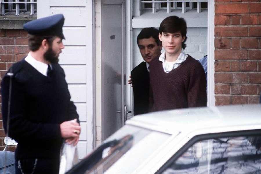 ব্যাম্বারের পক্ষের আইনজীবী এবং তদন্তকারীরা দাবি করেছেন, নেভিলের পিঠে বন্দুকের আঘাত ছিল না। রান্নাঘরের ওভেনে ছ্যাঁকা লেগেছিল তাঁর। এই তথ্যের মাধ্যমে তাঁরা প্রমাণ করার চেষ্টা করছেন, ব্যাম্বার নির্দোষ। আসল খুনি তাঁর দিদিই।