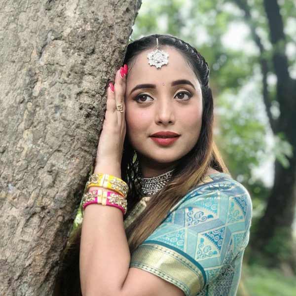 ভোজপুরী ফিল্মের এই অভিনেত্রীর বয়স ৩২। যদিও ইতিমধ্যেই তিনি ৩০০ ছবিতে কাজ করে ফেলেছেন। পেয়েছেন দাদা সাহেব ফালকে ফাউন্ডেশনের পুরস্কার-সহ সেরা অভিনেত্রীর বহু সম্মানও। 