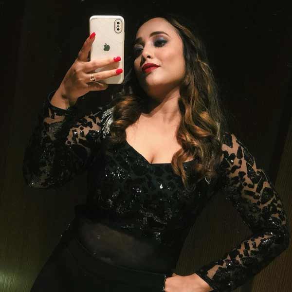 বলিউডের স্বপ্ন সেখানে থমকে যায় রানির। তবে ভোজপুরী ছবির এই নায়িকা এর পরেও বিতর্কে জড়িয়েছেন। ভোজপুরী ছবির বহু প্রথম সারির অভিনেতার সঙ্গে তাঁর সম্পর্কে গুজব ছড়াতে শুরু করে। এর মধ্যে ছিলেন ভোজপুরী তারকা অভিনেতা রবি কিষণও।