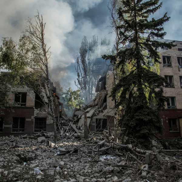 যুদ্ধের বীভৎসতা প্রাণ কেড়েছে বহু মানুষের। ইউক্রেনের বহু মানুষ আশ্রয়হীন অবস্থায় রয়েছে। দারিদ্রও বাড়ছে। ক্ষতি হয়েছে রাশিয়ারও। তাদেরও বহু সেনার মৃত্যু হয়েছে। এই পরিস্থিতিতে প্রতিনিয়ত যে ভাবে হামলার তীব্রতা বাড়াচ্ছে রাশিয়া, তাতে যুদ্ধ থামার লক্ষ্মণ দেখা যাচ্ছে না।