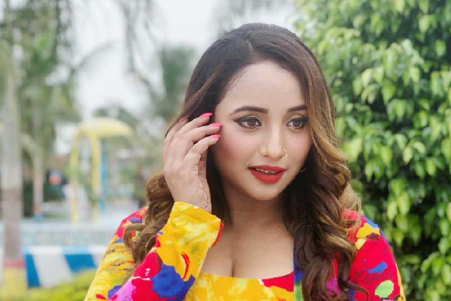 আবার এই পবনের সঙ্গেই রানিকে নিয়ে এক সময় রেষারেষি হয় ভোজপুরী ছবির আর এক অভিনেতা অক্ষরা সিংহের। তখন যদিও রানি পবনেরই পক্ষ নিয়েছিলেন। 