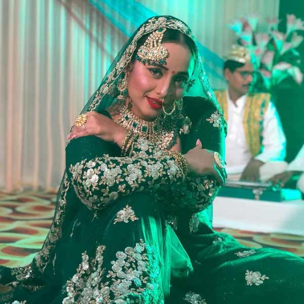 তবে বিতর্কে জড়ালেও রানির অভিনয়ে তার ছাপ পড়েনি কখনও। এক দিকে অভিনয় যেমন চালিয়ে গিয়েছেন, তার পাশাপাশিই চালিয়ে গিয়েছেন পড়াশোনাও। মুম্বই বিশ্ববিদ্যালয় থেকে স্নাতক স্তরের পড়াশোনা সম্পূর্ণ করেন। ভোজপুরী সিনেমার এই অভিনেত্রী পেশাদার নাচের প্রশিক্ষণও নিয়েছেন। 