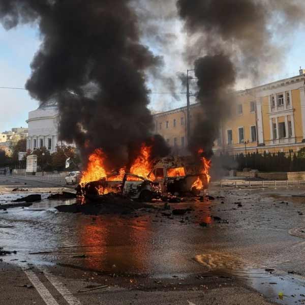 ১৩।  ইউক্রেনে হামলা চালানোর জন্য তাঁদের সংরক্ষিত বাহিনীর অতিরিক্ত সেনা পাঠানোর পরিকল্পনা নেই বলেও স্পষ্ট করে জানিয়েছিলেন পুতিন। কিন্তু তার পরও সোমবার নতুন করে ইউক্রেনের মাটিতে যে ভাবে আগ্রাসন দেখাল রাশিয়া, তাতে দুই দেশের মধ্যে সঙ্ঘাতের তীব্রতা আরও বাড়ল বলেই মনে করা হচ্ছে। 