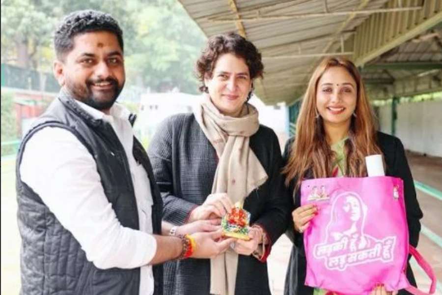 রানি যোগ দিয়েছেন রাজনীতিতেও। ২০২২ সালে উত্তর প্রদেশের বিধানসভা নির্বাচনের আগে কংগ্রেসের নেত্রী প্রিয়ঙ্কা গান্ধীর নেতৃত্বে কংগ্রেসে যোগ দেন তিনি। যদিও ভোটের পর আর সে ভাবে রানিকে রাজনীতির অঙ্গনে পাওয়া যায়নি। 