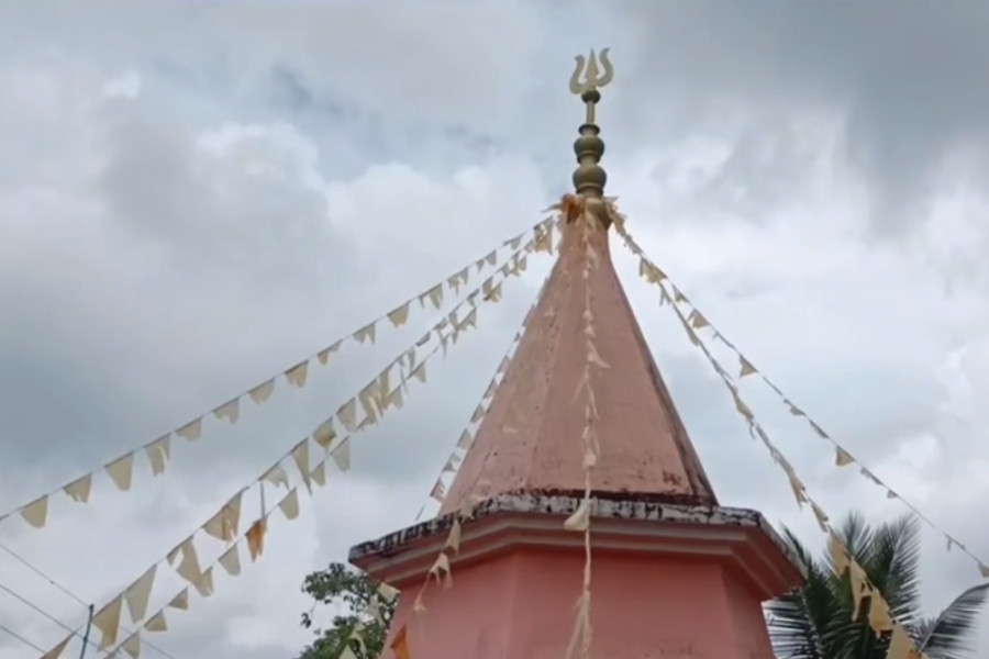 তবে দেবীমূর্তির অবশিষ্টাংশ আগলে রেখে আজও পুজো হয়ে আসছে কোচবিহারের হাজরাপাড়া এলাকার পুরনো এই শ্মশান কালী মন্দিরে। 