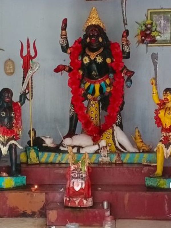 অতীতে মাটির তৈরি প্রতিমার আরাধনা করা হত। পরবর্তীকালে পাথরের প্রতিমা গড়া হয়। 