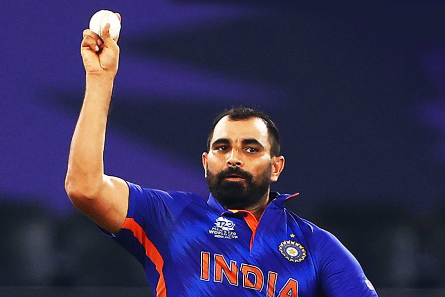 বিশ্বকাপের দলে তাঁর থাকারই কথা নয়। যশপ্রীত বুমরার চোট তাঁকে দলে ফিরিয়ে আনে। অস্ট্রেলিয়ার বিরুদ্ধে সোমবারের ম্যাচে ১৯ ওভার পর্যন্ত তাঁকে বল করতেও দেখা যায়নি। শেষ ওভারে যখন ১১ রান বাকি তখন তিনি এলেন, ৩টি উইকেট নিলেন এবং ভারতকে ম্যাচ জেতালেন। মহম্মদ শামি যেন ফিরলেন ফিনিক্সের মতো।