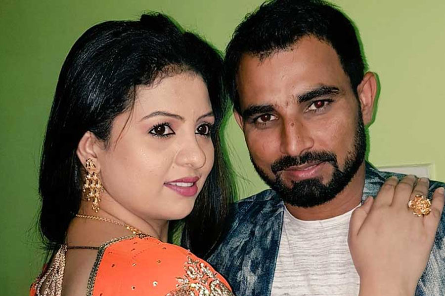 ২০১৭ সালে কলকাতার মডেল হাসিনের সঙ্গে বিয়ে হয় শামির। ২০১৮ সালের মার্চ মাসে তাঁর বিরুদ্ধে প্রথম এফআইআর দায়ের করেন হাসিন। স্বামীর বিরুদ্ধে গার্হস্থ্য হিংসার অভিযোগ নিয়ে থানায় যান তিনি।