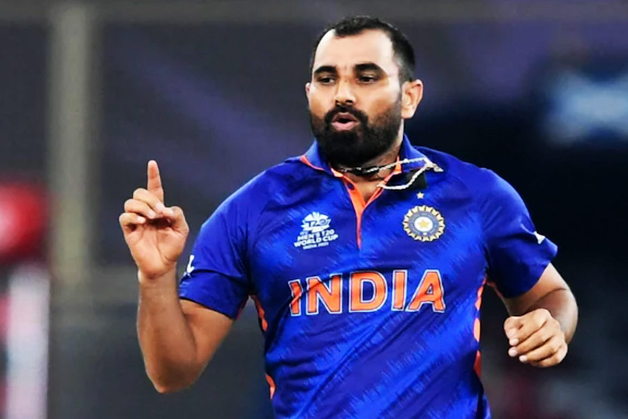 স্ত্রীর সমস্ত অভিযোগ উড়িয়ে দেন শামি। তাঁর পাল্টা দাবি ছিল, ক্রিকেট থেকে তাঁকে সরিয়ে দিতে, তাঁর কেরিয়ার নষ্ট করতে পরিকল্পনামাফিক এই চক্রান্ত করা হয়েছে। হাসিন-বিতর্কে খবরের শিরোনামে উঠে এসেছিলেন জোরে বোলার। বাইশ গজেও তার প্রভাব পড়েছিল।