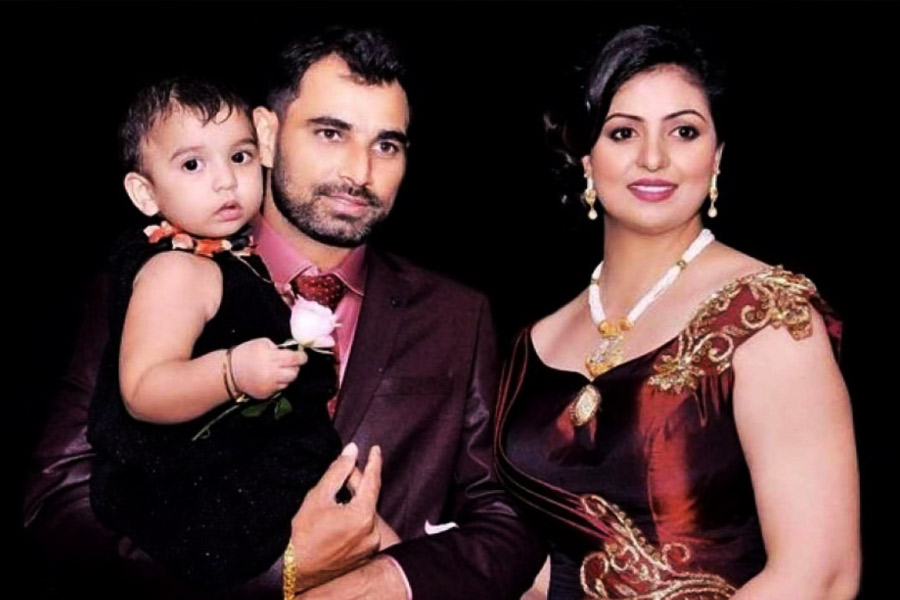  শামি আর হাসিনের একমাত্র কন্যা আইরা। স্ত্রীর সঙ্গে বিবাদের ফলে মেয়ের থেকে দূরে থাকতে হয় শামিকে। সংবাদমাধ্যমের সঙ্গে কথা বলতে গিয়ে একাধিক বার মেয়ের প্রসঙ্গ উঠতেই আবেগপ্রবণ হয়ে পড়েছেন তিনি। মেয়ের সঙ্গে দেখা করতে মন কেমন করে, নিজেই জানিয়েছেন সে কথা।