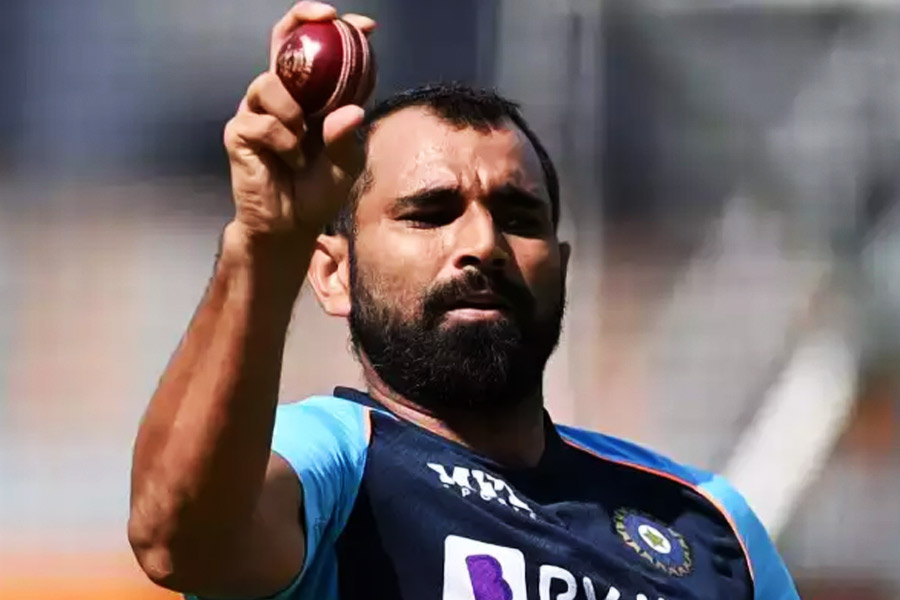 পাকিস্তানের কাছে সে বার হেরে গিয়েছিল ভারত। মহম্মদ শামি অনেক রানও দিয়েছিলেন। সমাজমাধ্যমে তাঁকে কার্যত তুলোধনা করেছিলেন ভারতের সমর্থকরা। বেশির ভাগ ক্ষেত্রেই সে সব কটাক্ষে ছিল সাম্প্রদায়িক ইঙ্গিত।